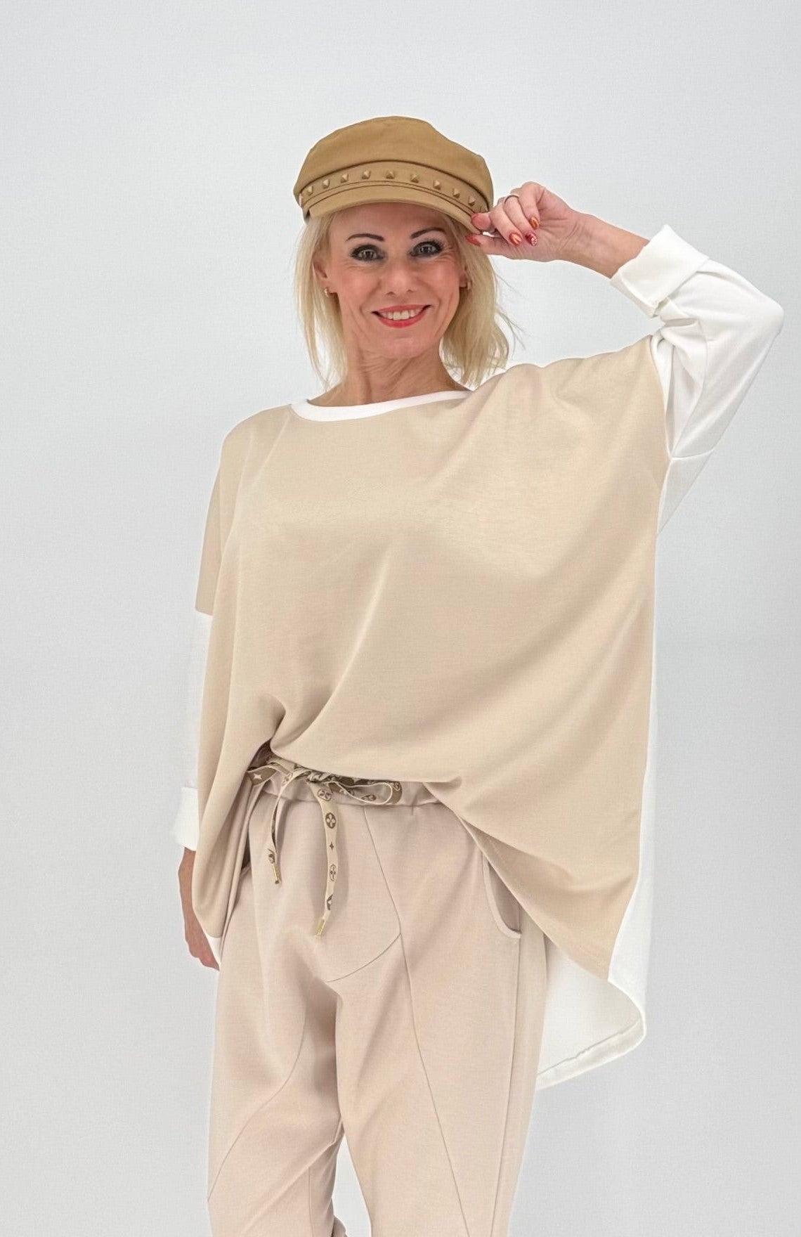 Oversized Shirt in beige und weiß