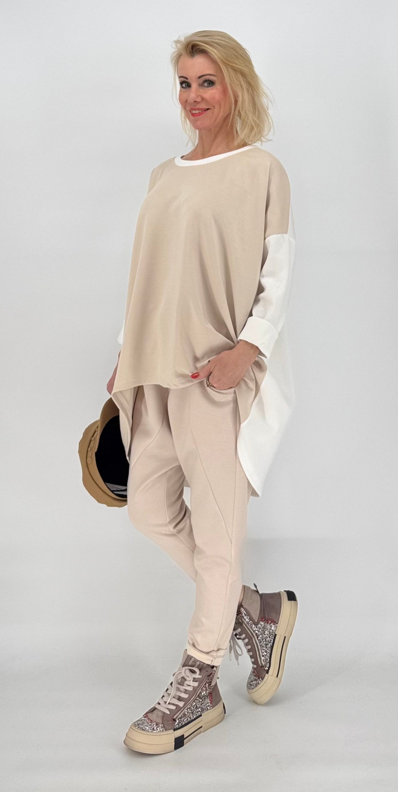 Oversized Shirt in beige und weiß