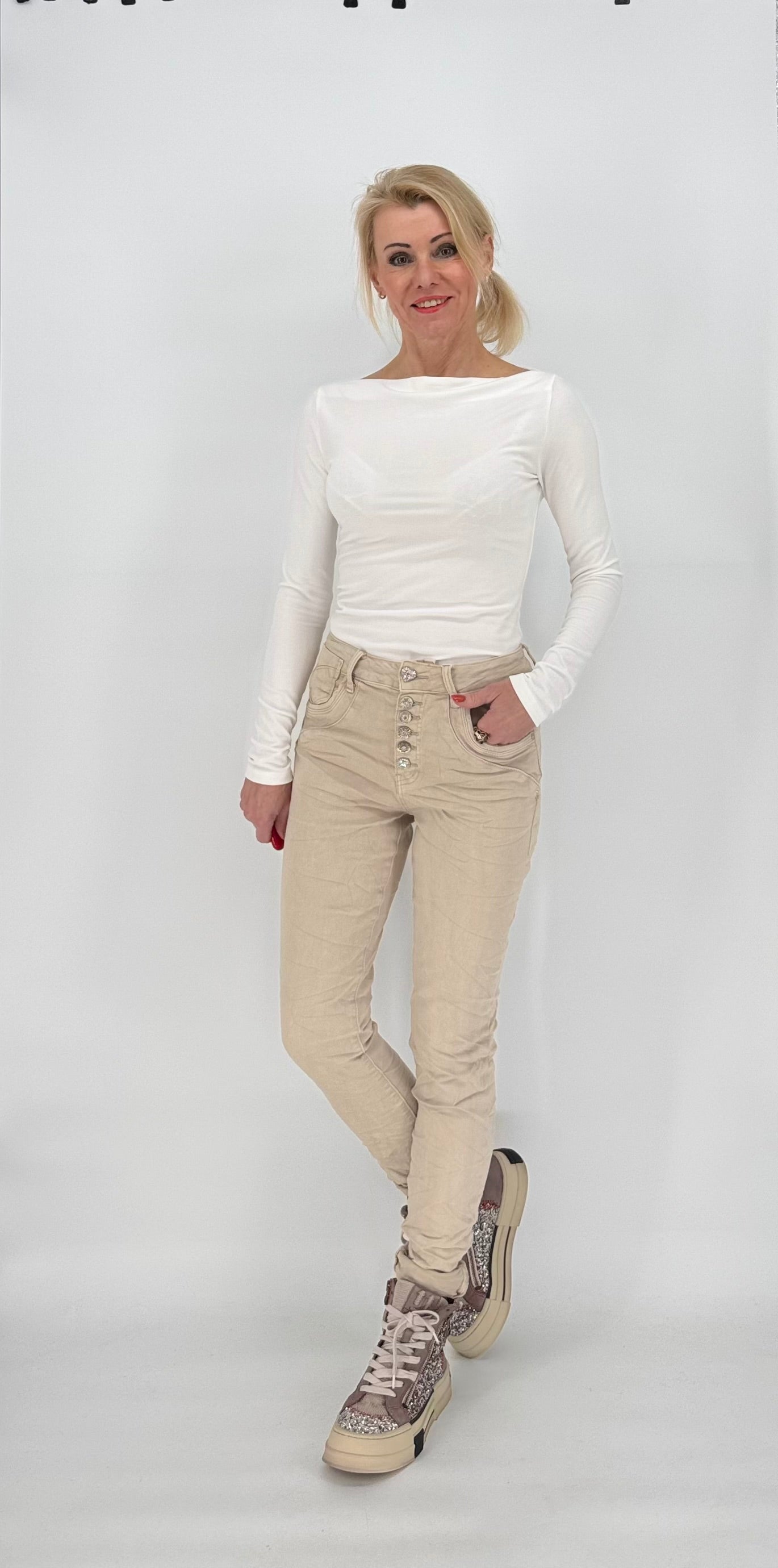 Jeans Hose Jewelly mit designer Knöpfchen beige