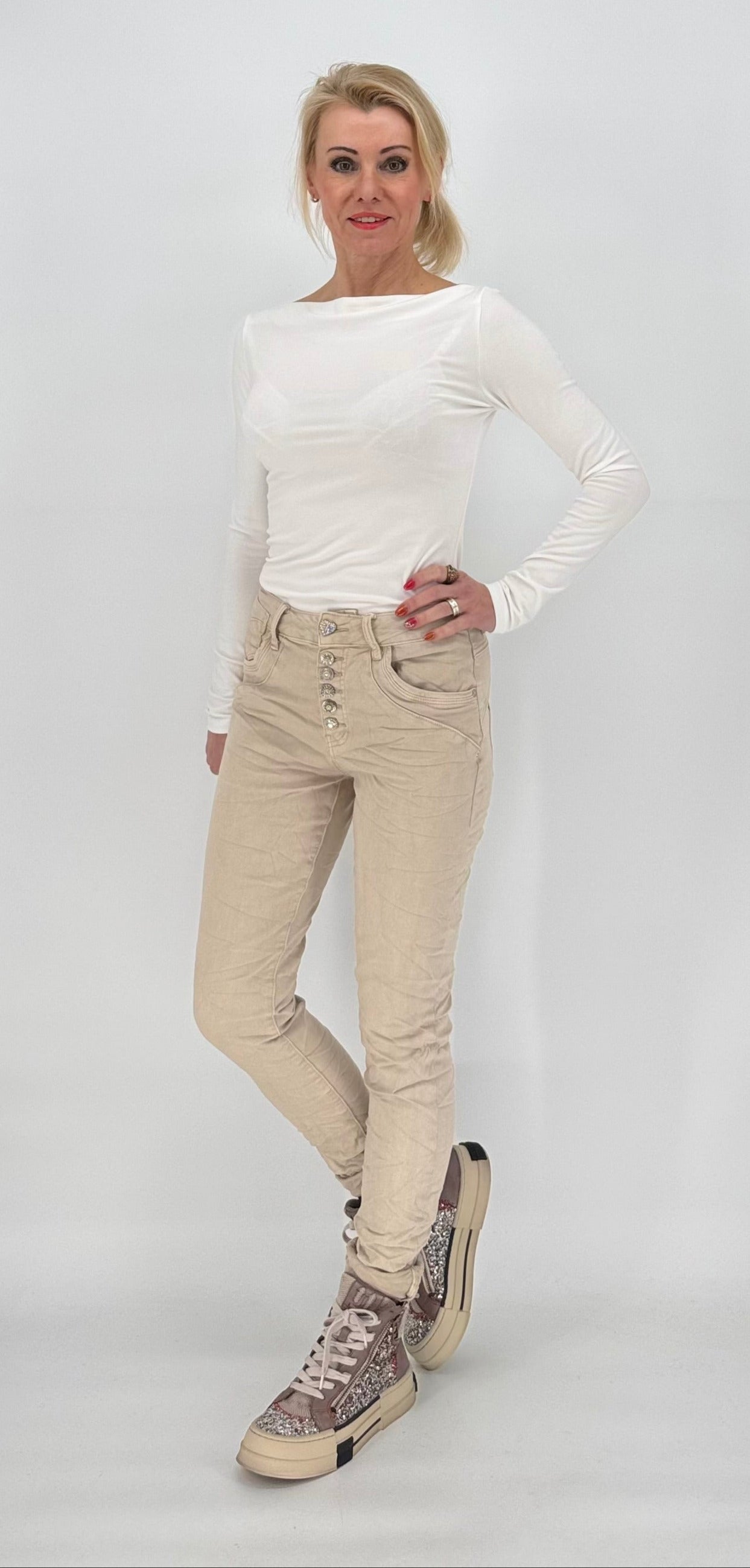 Jeans Hose Jewelly mit designer Knöpfchen beige