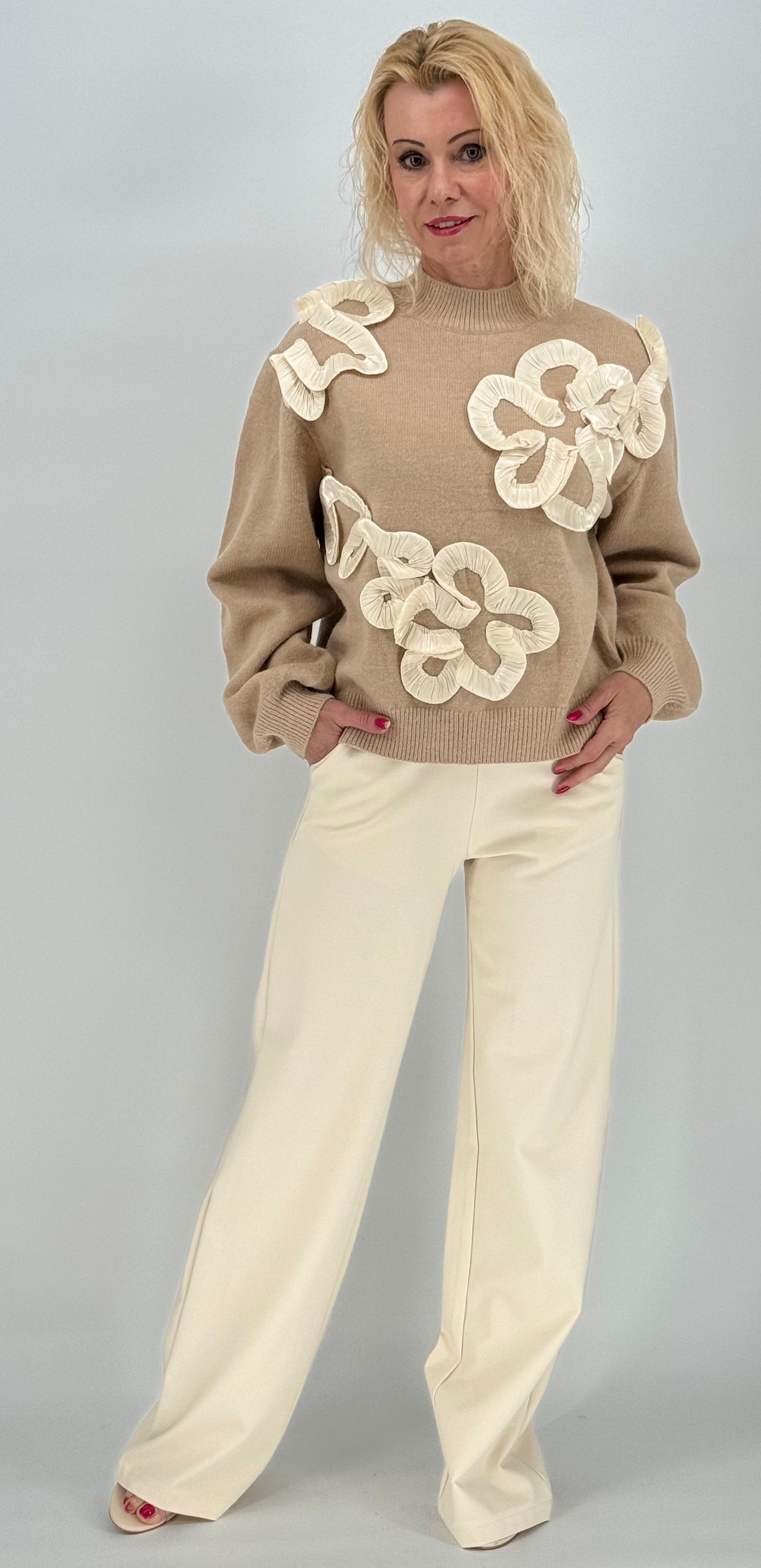 Pullover 3D Blumendekoration beige