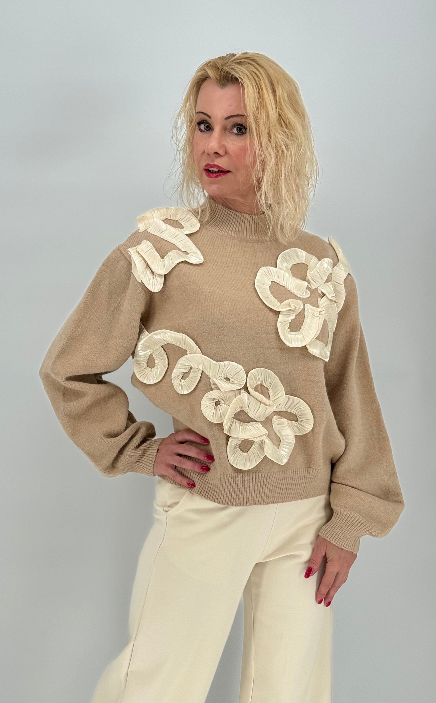 Pullover 3D Blumendekoration beige