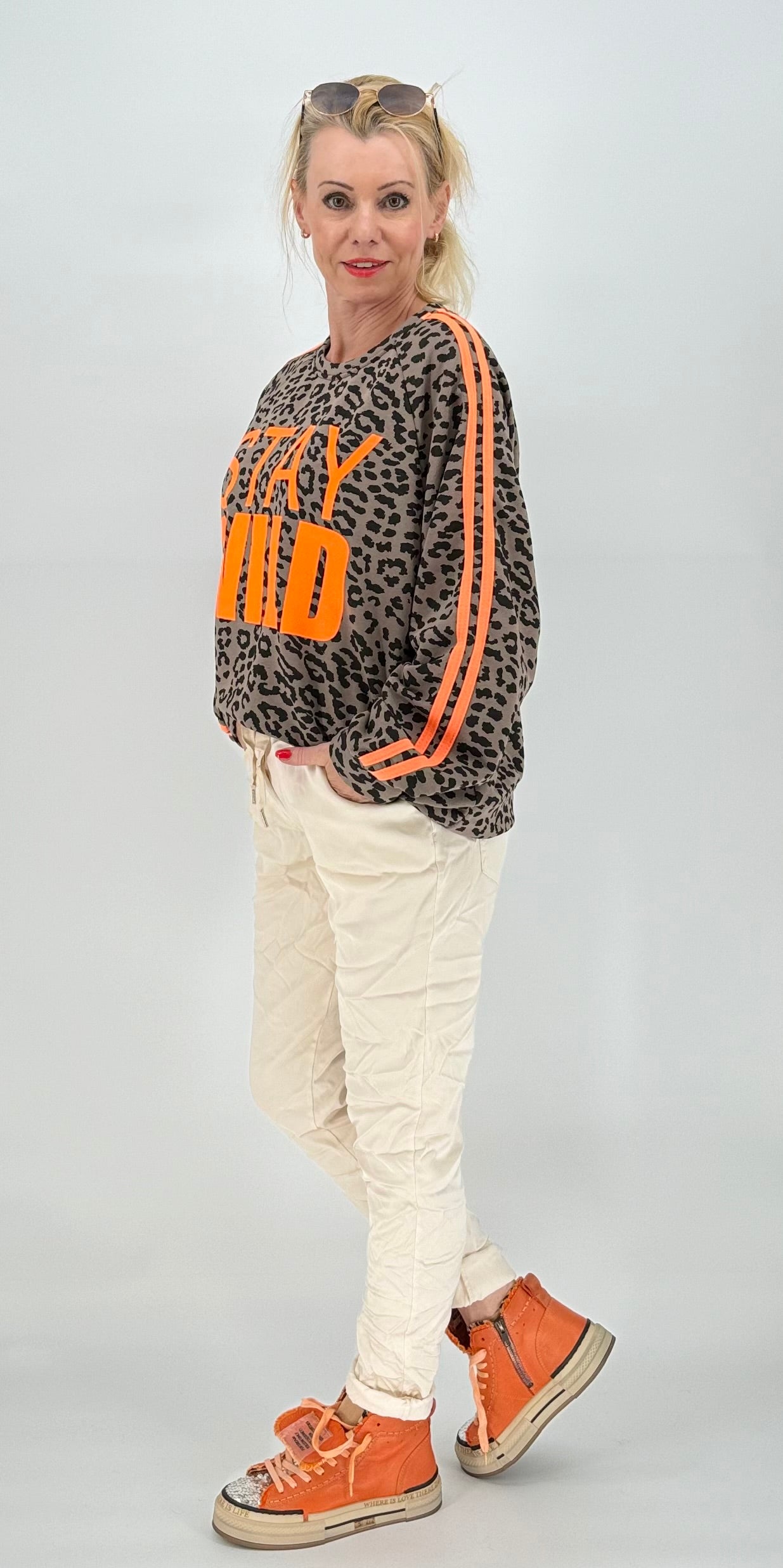 Sweatshirt "Stay Wild" leo/orange