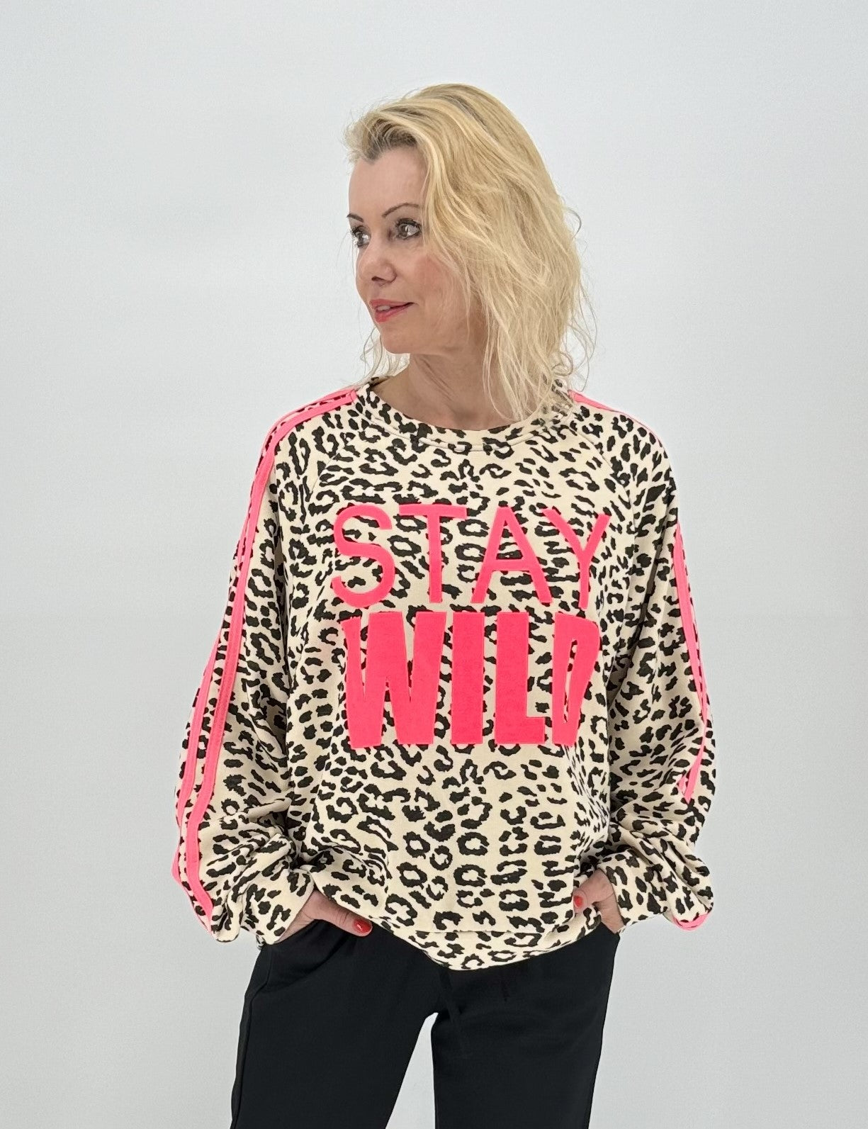 Sweatshirt "Stay Wild" leo/pink