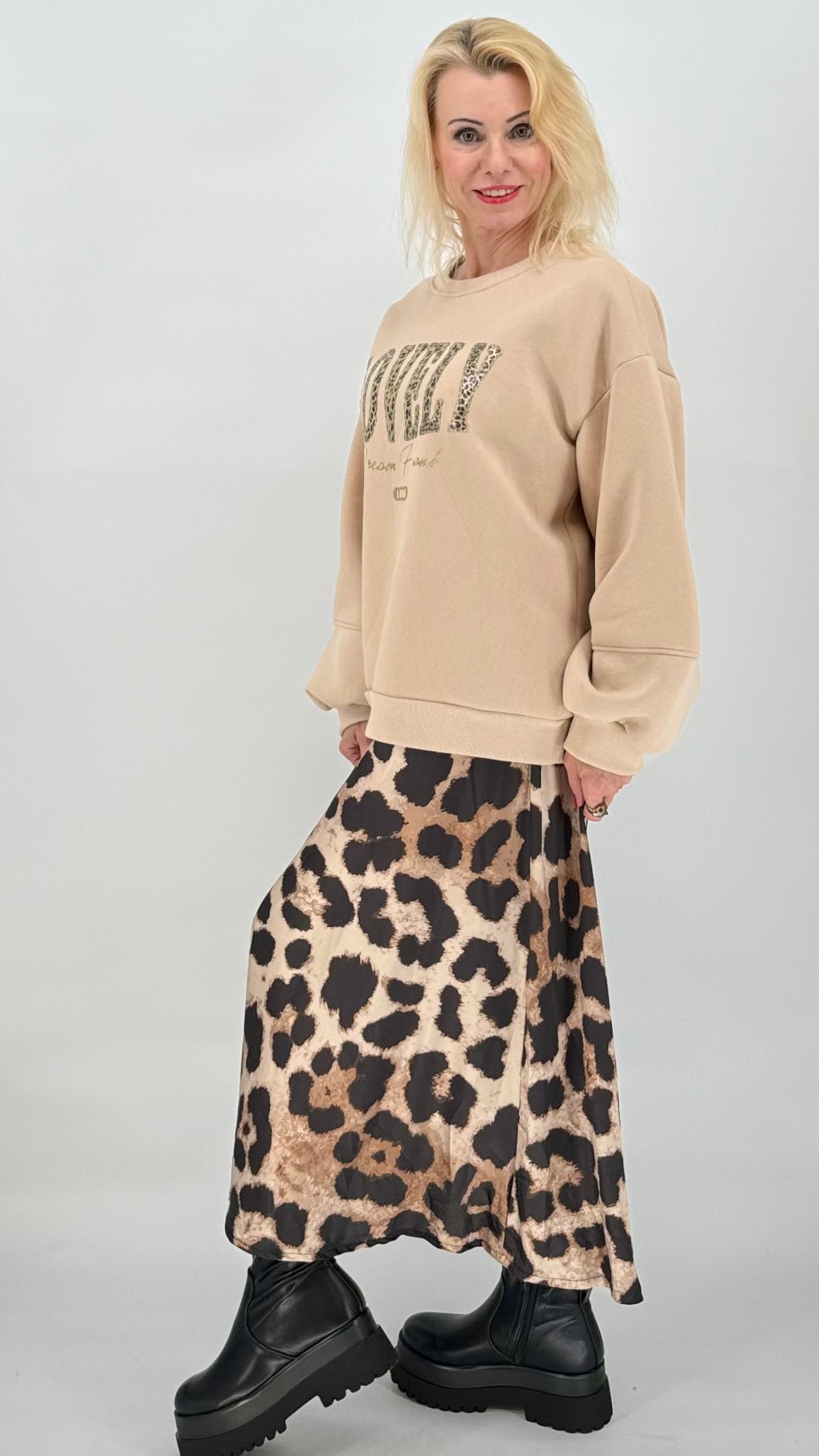 Sweatshirt "LOVELY"  beige