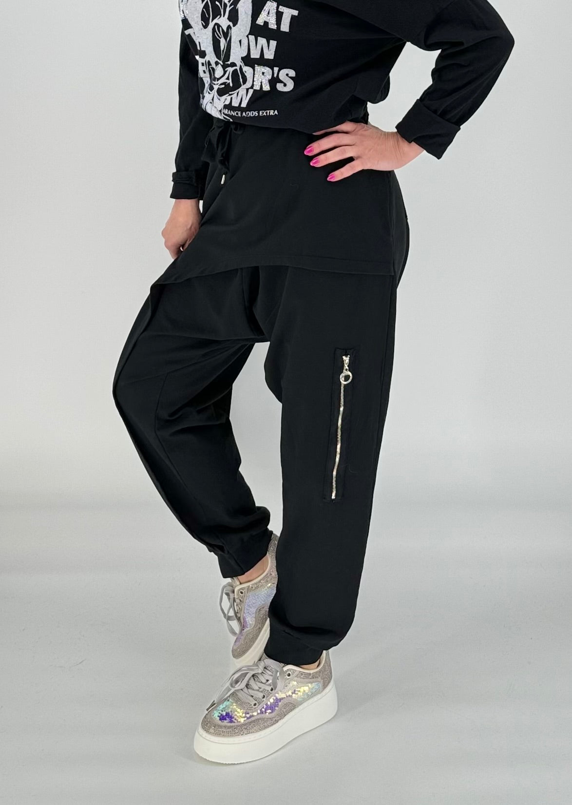 Baggy Hose schwarz mit vielen Details