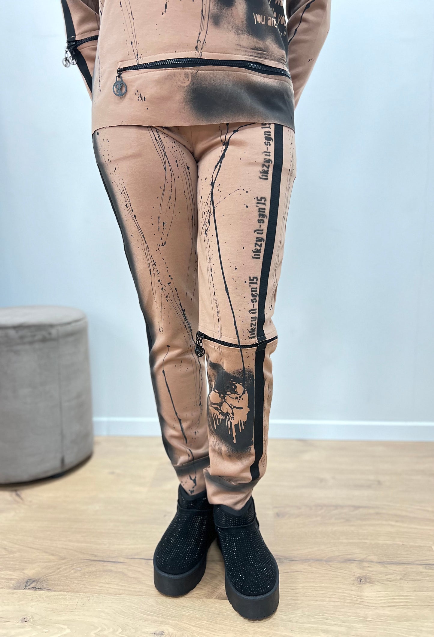 coole Hose in braun mit viel Extras