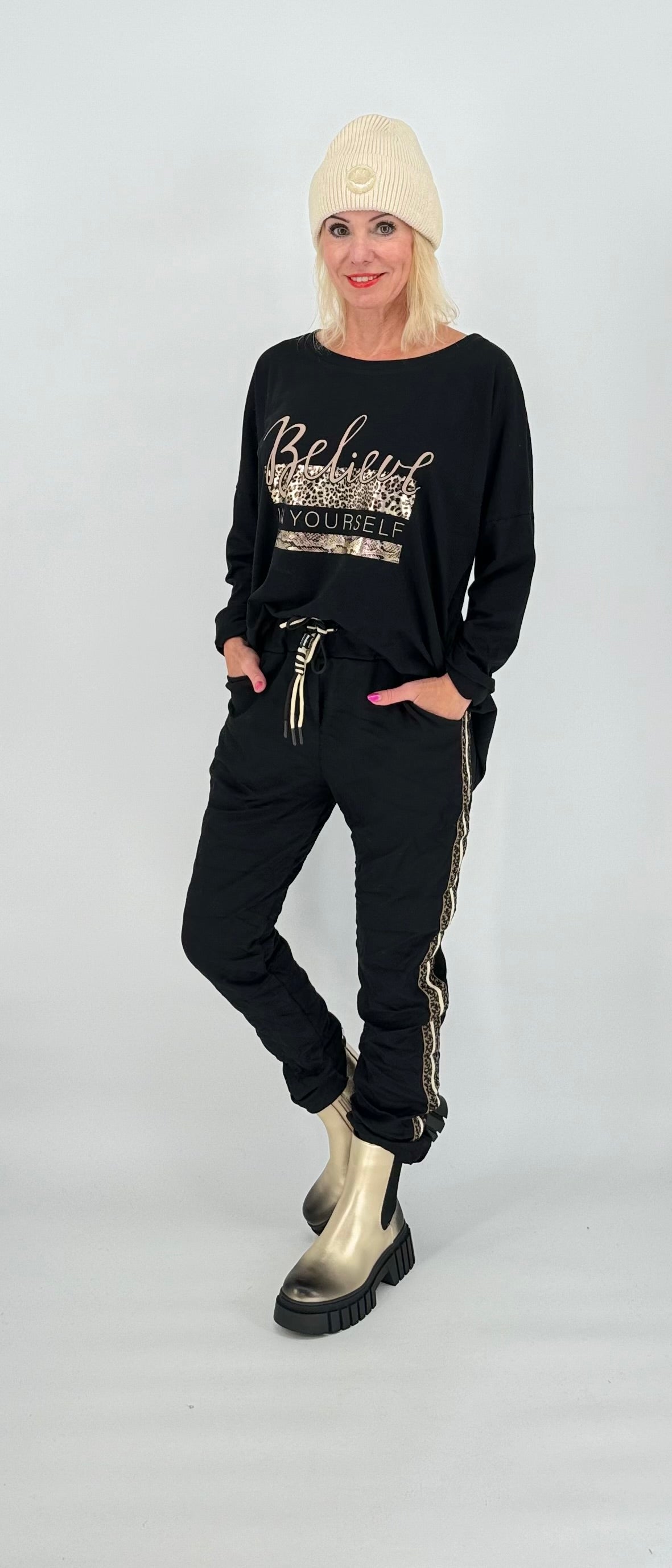 Joggpants Hose schwarz mit leo/beige Streifen